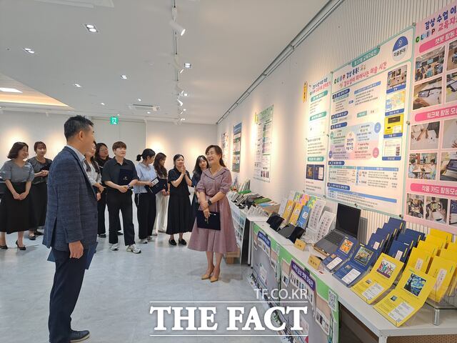 대전교육과학연구원 1층 ES 생각마루에 전시된 제37회 교육자료전에서 수상한 작품을 관계자가 설명하고 있다. /대전시교육청