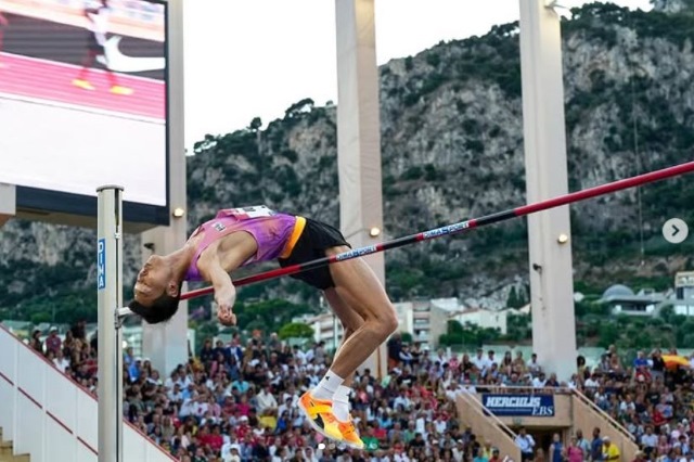 한 폭의 그림 지난 7월 12일 모나코에서 열린 다이아몬드리그 남자 높이뛰기 결승에서 우상혁이 올시즌 최고기록인 2m34의 바를 넘고 있다. / 우상혁 인스타그램