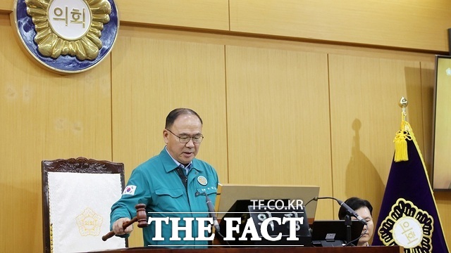 조동식 서산시의회 의장이 17일 시 의회 제 307회 임시회 제3차 본회의에서 관내 극한호우 극복에 동참 하기 위해 의사일정 중단을 결정하고 있다. /서산시의회