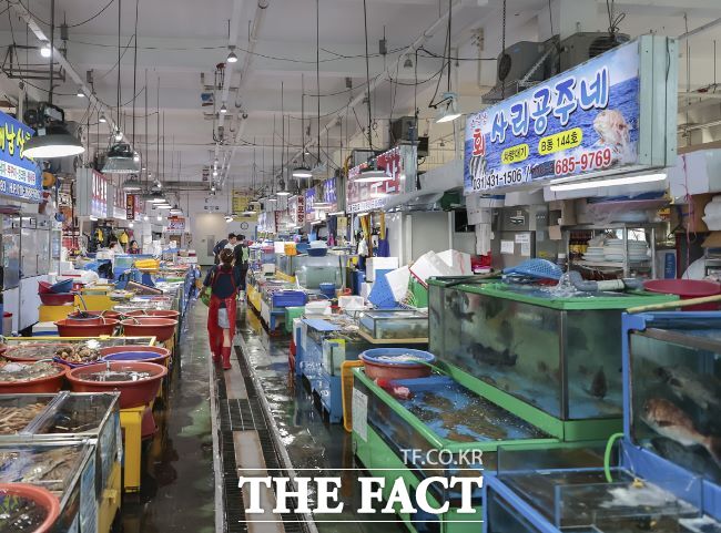 오이도전통수산시장 매장 모습./시흥시