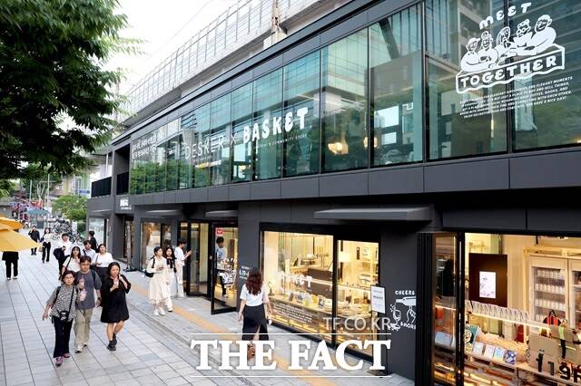 서울 성동구(구청장 정원오)는 17일 성수동 뚝섬역 인근 성수 산업혁신공간 일대에서 내달 25일까지 공공 팝업스토어를 운영한다고 밝혔다./성동구