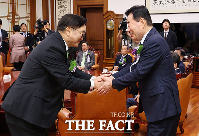 김진표 전 국회의장과 인사하는 우원식 국회의장.