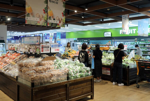 이마트가 17일부터 약 3주간 농식품부와 농할 할인 행사를 연다. /이마트