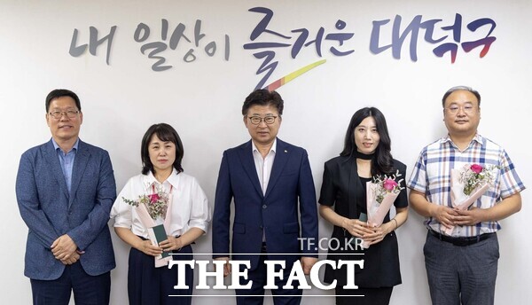 최충규 대전 대덕구청장(사진 가운데)과 민원 응대 우수부서장들이 17일 구청 구민의 사랑방에서 시상식을 마친 뒤 기념 촬영을 하고 있다. /대덕구