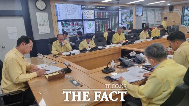 정명근 화성시장이 17일 집중호우 관련 긴급 대책회의를 주재하고 있다. /화성시