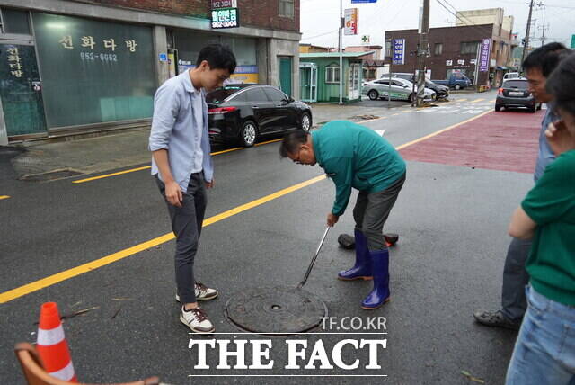 김기웅 서천군수가 지역 내 상습 침수지역을 찾아 배수 상황을 점검하고 있다. /서천군