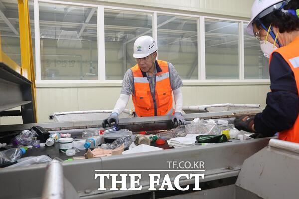 이응우 계룡시장이 계룡시 생활자원회수센터에서 재활용품 선별 작업을 하고 있는 모습./계룡시