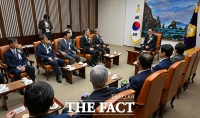  4부요인·전직 국회의장·제헌 유족과 환담 갖는 우원식 국회의장 [TF사진관]