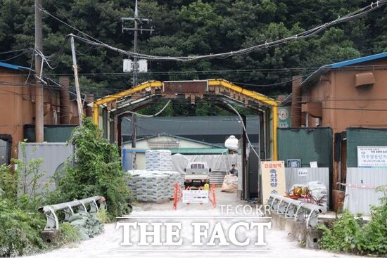 파주시가 지난 16일 파평면 소재 양돈 농장에서 아프리카돼지열병(ASF)이 확진됨에 따라 24시간 운영을 시작한 거점 소독시설의 모습. /파주시