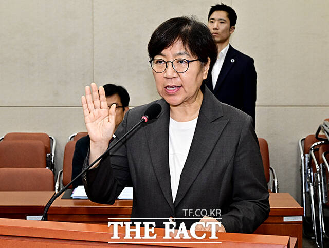 정은경 보건복지부 장관 후보자가 18일 오전 서울 여의도 국회에서 열린 인사청문회에 참석해 증인선서를 하고 있다. /국회=배정한 기자