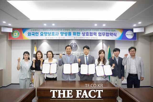 신성대가 외국인 요양보호사 양성대학 지정을 위해 관련 기관단체·협회 등과 관·산·학 협약을 순차적으로 체결했다. /신성대