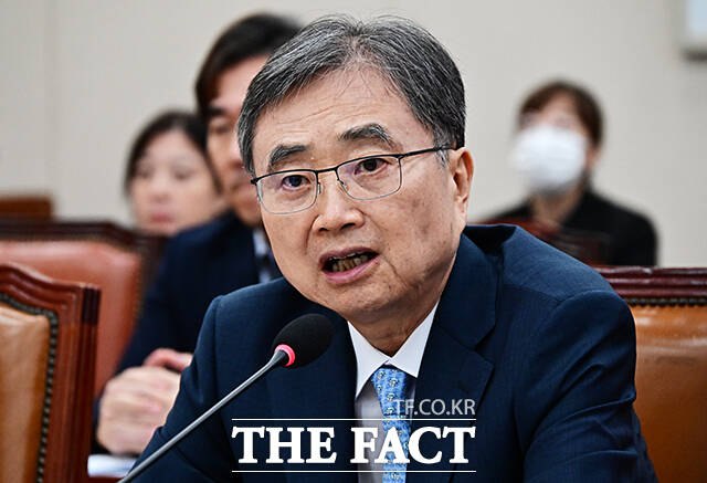 조현 외교부 장관 후보자가 17일 국회에서 열린 인사청문회에 참석해 질의에 답변하는 모습. /배정한 기자