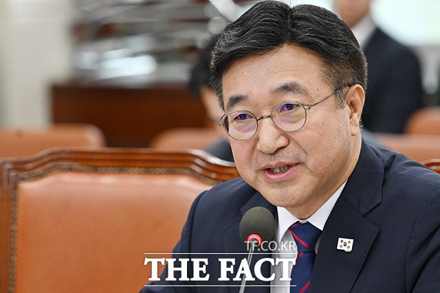 윤호중 행정안전부 장관 후보자가 18일 오전 서울 여의도 국회 행정안전위원회에 출석해 의원 질의에 답하고 있다./남용희 기자