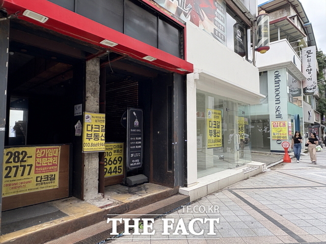 18일 오후 전북 전주시 완산구 고사동 최고의 유동인구를 자랑하던 상가밀집지역에 텅 빈 상가들이 속출하고 있다. 세입자를 구한다는 임대문의 부동산 현수막만 곳곳에 을씨년스럽게 걸린 채 침체된 지역 분위기를 보여주고 있다. /전주=이정수 기자