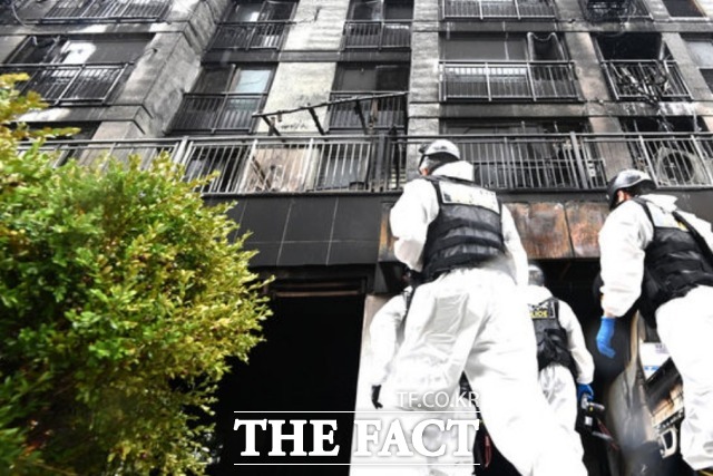 경찰과 소방 및 국립과학수사연구원 등 관계자들이 18일 경기도 광명시 소하동 화재 발생 아파트에서 합동감식을 위해 현장으로 이동하고 있다. /뉴시스