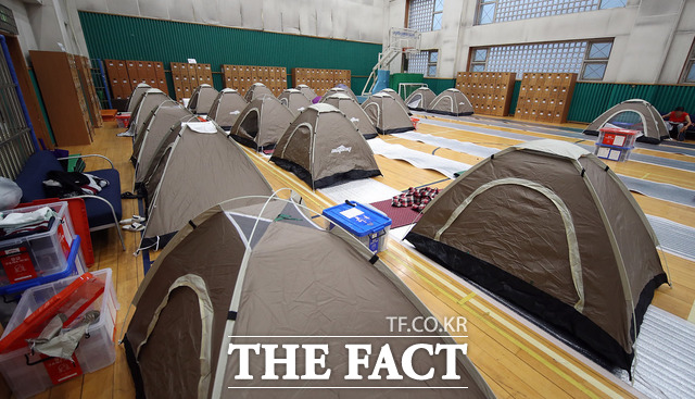 이날 오전 5시 기준 13개 시·도, 52개 시·군·구에서 3413세대 주민 5192명이 폭우 피해로 일시 대피했다. 이 중 3003세대 4531명이 귀가하지 못한 상태다. 중대본은 이 중 2863세대 4000명에게 임시 주거 시설을 제공했다. /더팩트 DB