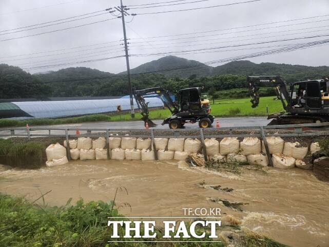 세종시가 전동면 송정리 208번지 앞 도로가 유실되자 임시 복구 작업을 하고 있다. /세종시
