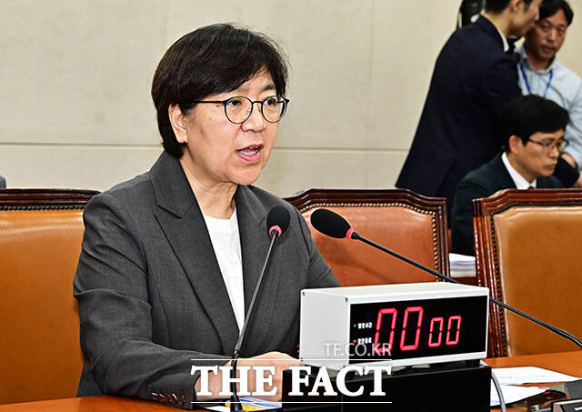 정은경 보건복지부 장관 후보자는 코로나19 수혜주 투자 관련 이해충돌 의혹에 주식 투자로 이익을 실현한 적이 없다고 18일 말했다. 사진은 정 후보자가 이날 서울 여의도 국회에서 열린 인사청문회에 참석해 질의에 답변하는 모습. /국회=배정한 기자