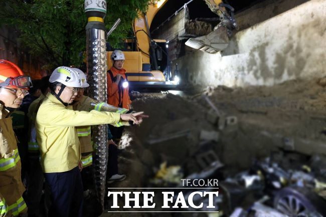 김동연 경기도지사가 16일 오후 옹벽이 무너져 1명의 인명피해가 발생한 오산시 가장교차로에서 현장 지휘를 하고 있다./경기도