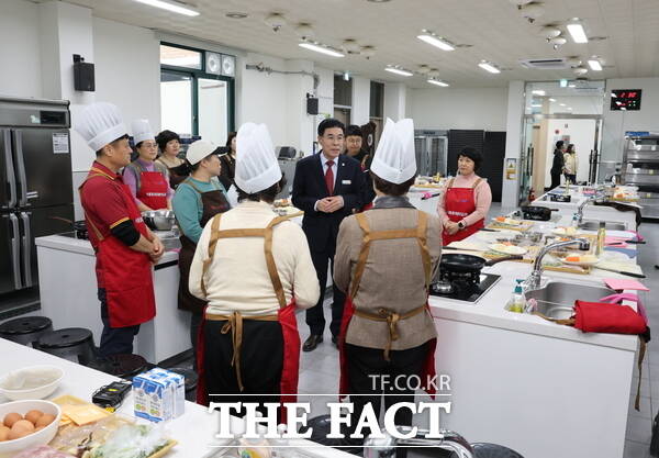 지난해 진행된 식품레시피 개발·보급 교육에 이응우 계룡시장이 참석해 참가자들을 격려하고 있는 모습./계룡시