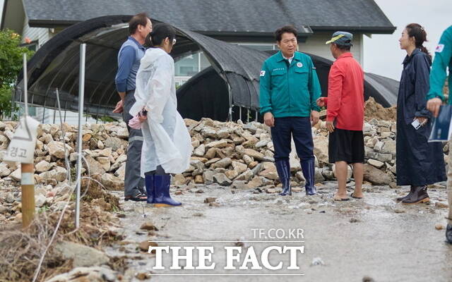 오세현 아산시장이 17일 오후 수해 지역을 방문해 현장을 점검하고 있다./아산시