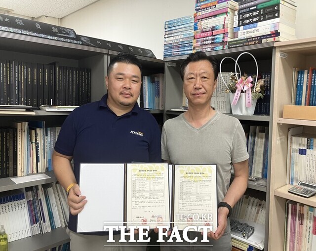 충남도립대학교 경찰행정학과와 다옴R&D가 교육협약 및 가족회사 협약을 체결하고 있다. /충남도립대