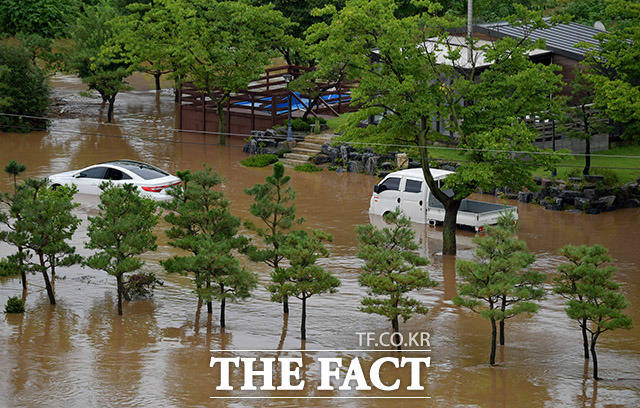 행안부는 전날 오후 3시30분께 집중호우 대응을 위한 회의를 열고 풍수해 위기경보를 심각 단계로 발령했다. 또 중앙재난안전대책본부(중대본) 3단계를 가동해 최고 수준의 비상대응태세에 돌입했다. /파주=이덕인 기자