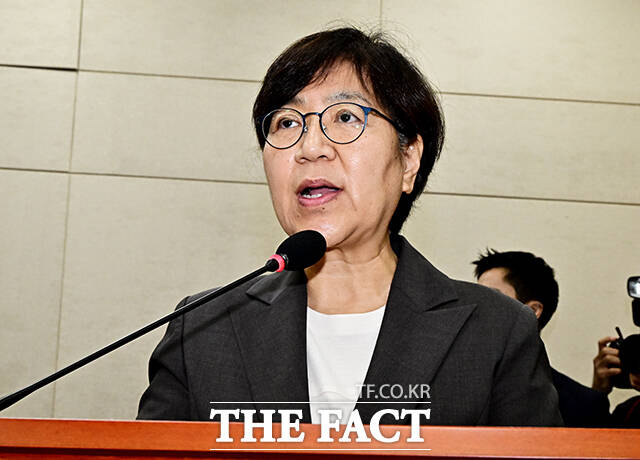 정은경 보건복지부 장관 후보자는 지인이 운영하는 명지병원을 옹호했다는 의혹에 대해 국가지정 격리병상이 철저히 관리되고 있다고 설명하는 취지였다고 18일 말했다. 사진은 정 후보자가 이날 서울 여의도 국회에서 열린 인사청문회에 참석해 발언하는 모습. /국회=배정한 기자