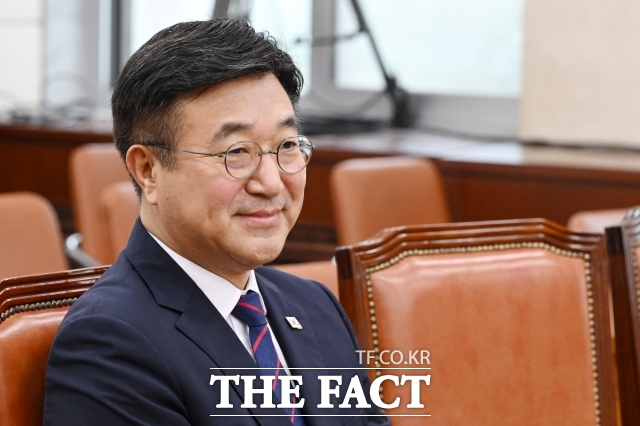 윤호중 행정안전부 장관 후보자가 18일 오전 서울 여의도 국회 행정안전위원회에 출석해 미소를 짓고 있다./남용희 기자