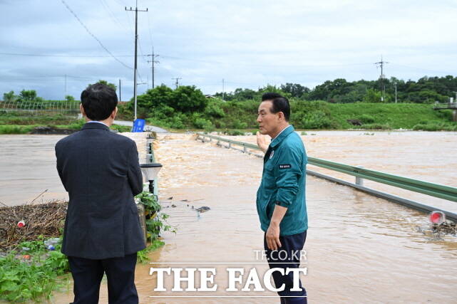 백성현 논산시장이 17일 집중호우로 물이 넘친 한 교량에서 상황을 살펴보고 있다. /논산시