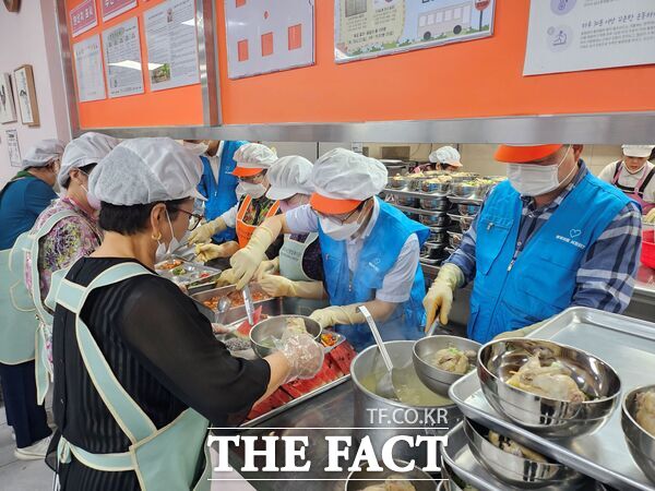 삼성화재 충청권 블루하트가 17일 대덕구노인종합복지관 배식 봉사를 펼치고 있다. /대덕구노인종합복지관