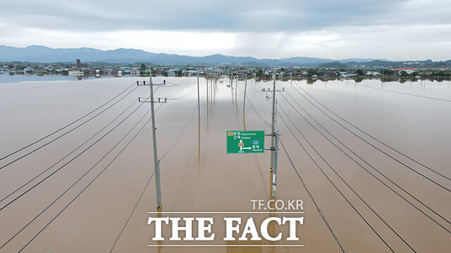 18일 오후 충남 예산군 고덕면 일대 도로가 집중호우로 물에 잠겨 있다. /예산=박헌우 기자