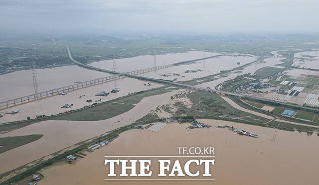 18일 오후 충남 예산군 삽교읍 일대가 집중호우로 침수돼 있다. /예산=박헌우 기자