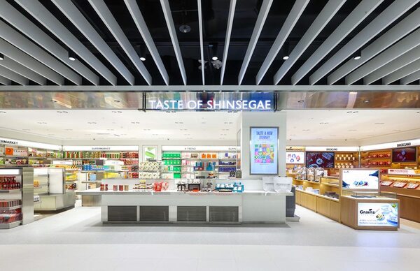 신세계면세점이 명동점 11층을 디저트·식품부터 패션, 기프트, 케이팝 상품까지 100여 개 브랜드를 아우르는 K-컬처 복합 쇼핑 공간으로 전면 리뉴얼했다. /신세계면세점