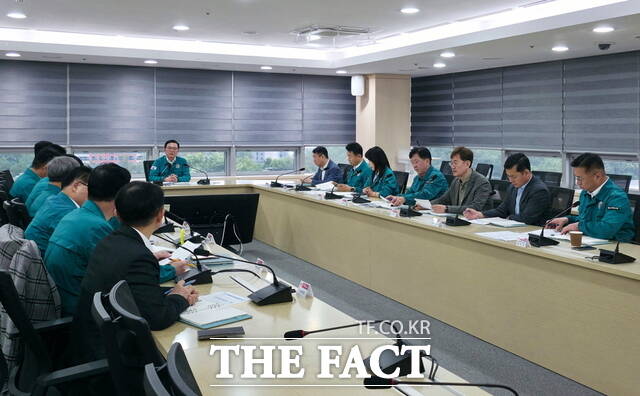 18일 김석필 천안시장 권한대행 부시장이 시청 중회의실에서 열린 긴급회의에서 집중호우로 인한 피해와 대처 상황을 점검하고 있다. /천안시