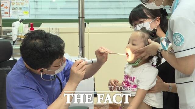 전북도 남원의료원 내 달빛어린이병원에서 한 어린이가 진료를 받고 있다. /남원시