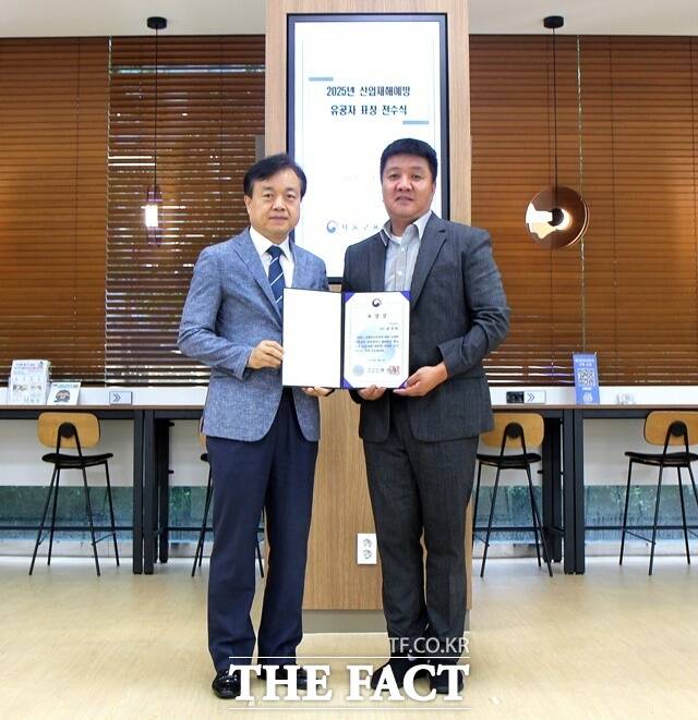 진에어 산업안전보건팀 김경범 팀장(오른쪽)이 17일 산업재해예방 유공자 표창을 수상한 후 권태성 서울지방고용노동청장과 기념 촬영을 하고 있다. /진에어