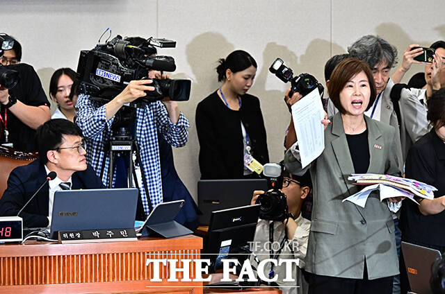 자료제출 관련 항의하는 김미애 국민의힘 의원.