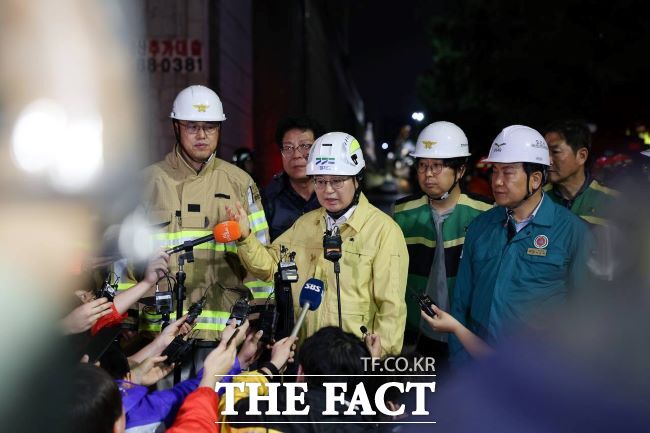 김동연 경기도지사가 16일 오후 옹벽이 무너져 1명의 인명피해가 발생한 오산시 가장교차로에서 취재진에게 사고 현황을 브리핑하고 있다./경기도