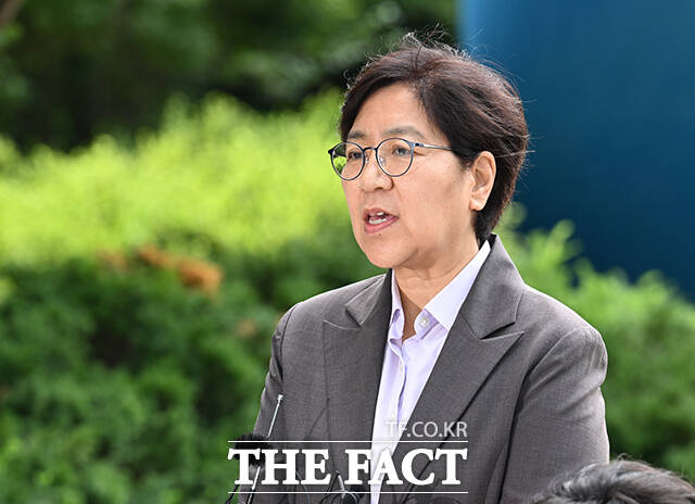 정은경 보건복지부 장관 후보자가 지난달 30일 오전 서울 중구 T타워에 마련된 인사청문회 준비 사무실로 출근하며 취재진의 질문에 답하고 있다. /박헌우 기자