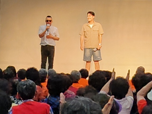 노현태(왼쪽)와 김경민이 17일 경기도 수원시 버드내노인복지관에서 어르신들을 위한 건강박수 재능 기부 공연을 펼쳤다. /ht엔터테인먼트, 감동이엔티