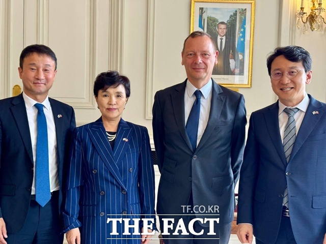 이재명 대통령의 프랑스 특사단이 16~17일(현지시간) 파리를 방문해 친서를 전달하고 상·하원 주요 인사와 현지 주요 기업 대표들을 면담했다. 사진은 강금실 단장과 한병도, 천준호 더불어민주당 의원이 16일 파리에서 에마뉘엘 본 프랑스 대통령실 외교수석을 만나 기념촬영을 하는 모습. /외교부