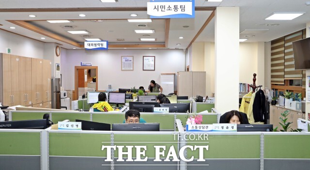 정읍시는 정기적인 직원 교육과 워크숍을 통해 직원들의 민원 처리 역량을 향상시키고, 민원 처리 과정에서 나타난 개선점을 지속적으로 발굴해 업무 매뉴얼을 지속적으로 업데이트하고 있다. / 정읍시