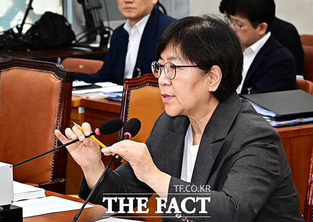 정은경 보건복지부 장관 후보자가 배우자의 농지법 위반 의혹에 대해 지인 가족과 30년간 같이 농사를 지었다고 밝혔다. 사진은 정 후보자가 이날 서울 여의도 국회에서 열린 인사청문회에 참석해 질의에 답변하는 모습. /국회=배정한 기자