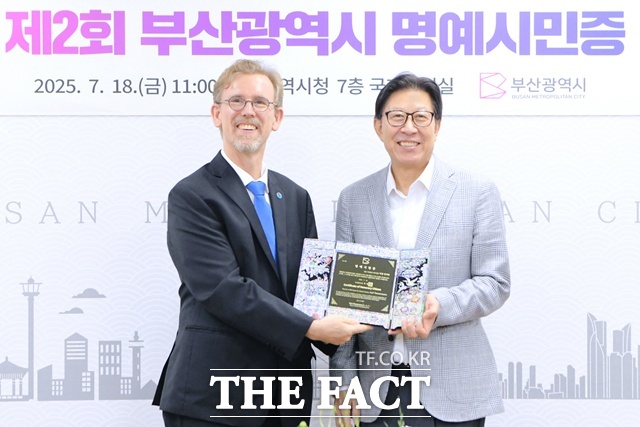 악셀 팀머만 IBS 기후물리연구단장과 박형준 부산시장. /부산시