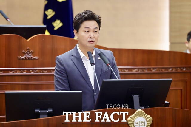 김철환 천안시의회 의원이 제281회 시의회 임시회에서 발언을 하고 있다. /천안시의회