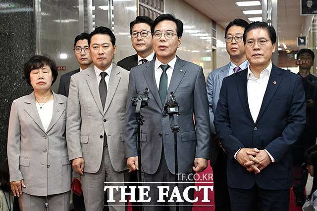 송언석 국민의힘 비상대책위원장 겸 원내대표(가운데)와 국민의힘 법제사법위원들이 18일 오전 서울 여의도 국회의장실 앞에서 무차별적 압수수색 영장남발 협조 관련 항의방문을 마치고 입장을 밝히고 있다. /국회=남용희 기자