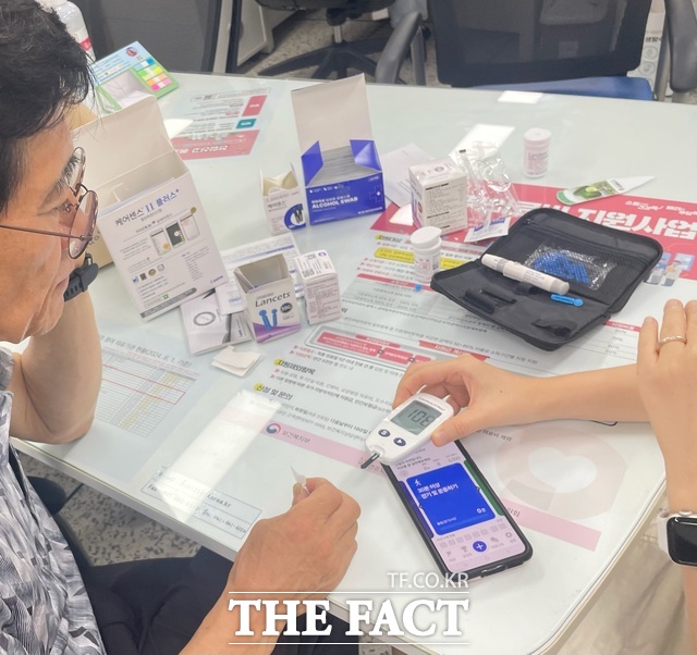 서산시 어르신 건강관리사업 참여자가 기기 사용법을 설명받고 있다. /서산시