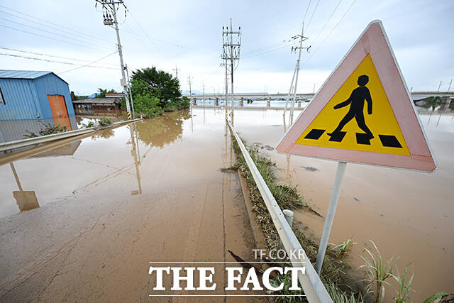 사흘간 전국에 쏟아진 집중호우로 4명이 사망하고 2명이 실종되는 등 피해가 속출했다. 18일 오후 충남 예산군 고덕면 일대 도로가 집중호우로 물에 잠겨 있다. /예산=박헌우 기자