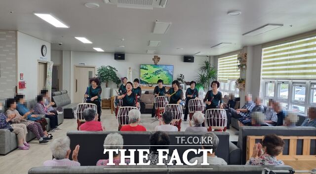 당진 약시우강사랑채 배후마을 난타 공연 장면 /당진시